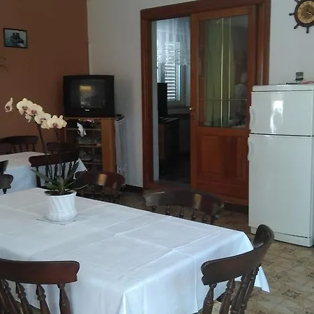 Casa de hóspedes Ruza Rab Town